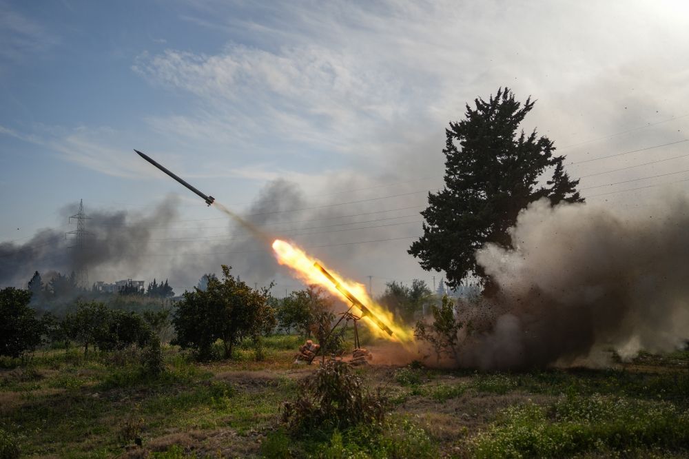 07 March 2025, Syria, Latakia: Syrian army forces fire a missile against the fighters linked to Syria's ousted leader Bashar al-Assad. Around three months after the overthrow of longtime ruler Bashar al-Assad, heavy clashes have erupted in Syria between his supporters and fighters from the transitional government. Photo: Moawia Atrash/dpa