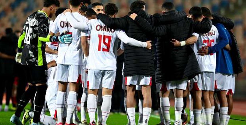 لاعبو الزمالك يحتفلون مع الجمهور بعد إنهاء القمة دون حضور الأهلي