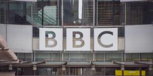 مذيعة بريطانية في BBC: قصور الهيئة في تغطية الحرب على غزة تسبب باستقالتي - شبكة أطلس سبورت