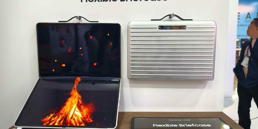 سامسونج تكشف عن Flexible Briefcase جهاز محمول قابل للطي يتحول إلى حقيبة يد #MWC25 - شبكة أطلس سبورت