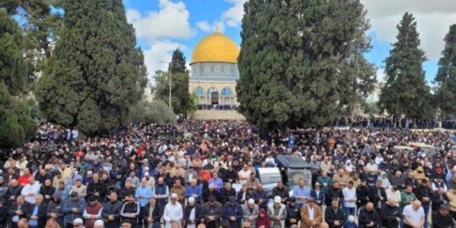 رغم قيود الاحتلال.. الفلسطينيون يؤدون أول صلاة جمعة في رمضان بالأقصى - شبكة أطلس سبورت