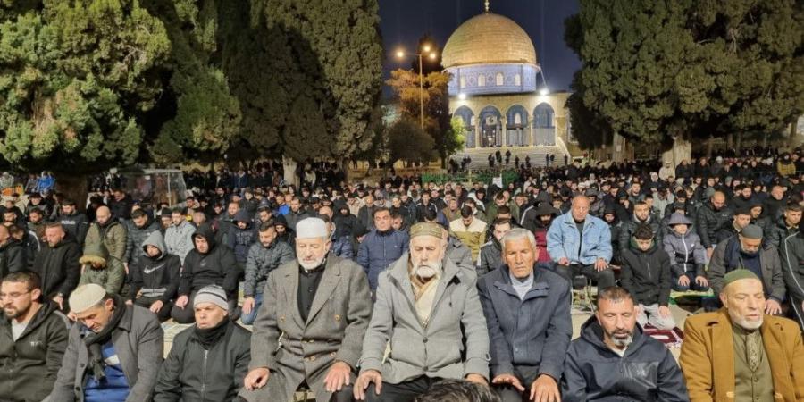 60 ألفا يؤدون صلاتي العشاء والتراويح في المسجد الأقصى - شبكة أطلس سبورت