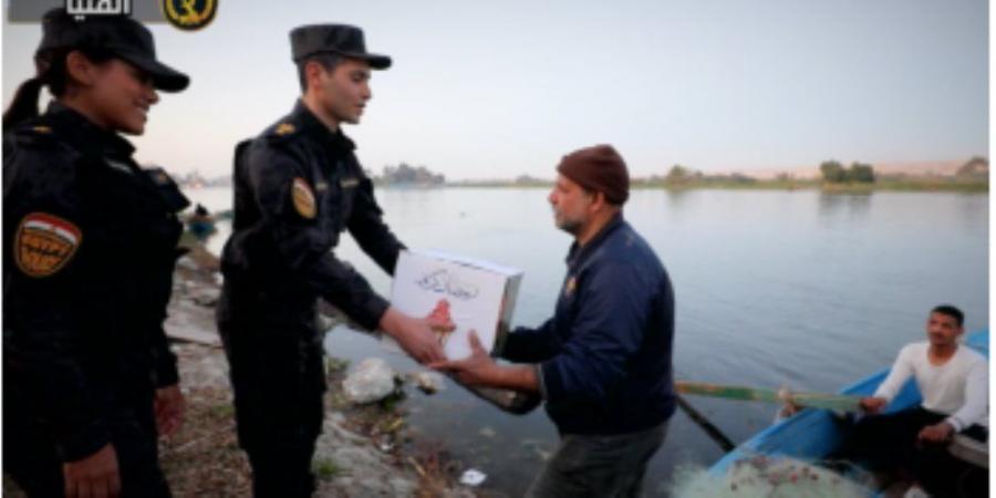 مساهمة في الخير.. قطاع الأمن المركزي يوزع عبوات غذائية على المواطنين (فيديو) - شبكة أطلس سبورت